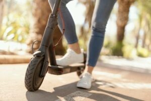 Abogados Derecho Circulación. UP Abogados. Legislación y Seguros de PATINETES ELÉCTRICOS en España: Protegiendo a los Usuarios y a Terceros.